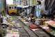 Impactante mercado de verduras en las vías del tren (video)
