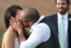 Pareja se besa por primera vez el día de su boda