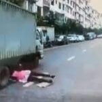 Mujer casi muere arrollada por un camión en China
