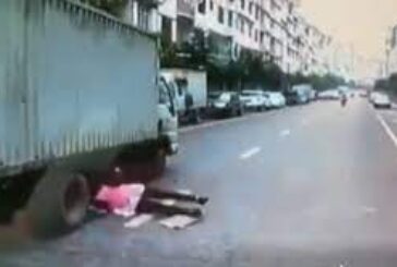 Mujer casi muere arrollada por un camión en China