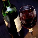 El chocolate y el vino tinto ayudan a combatir las arrugas , según estudio