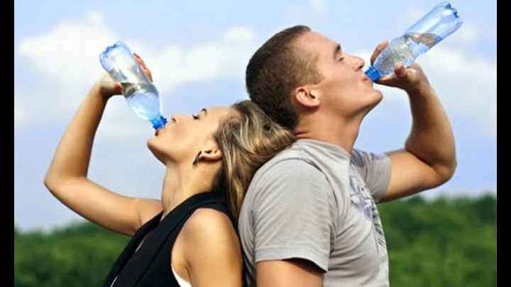 No tomar agua te hace menos listo y evita que te concentres: estudio