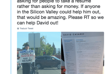 Reparte joven indigente copias de su CV en una esquina y se viraliza