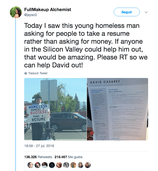 Reparte joven indigente copias de su CV en una esquina y se viraliza