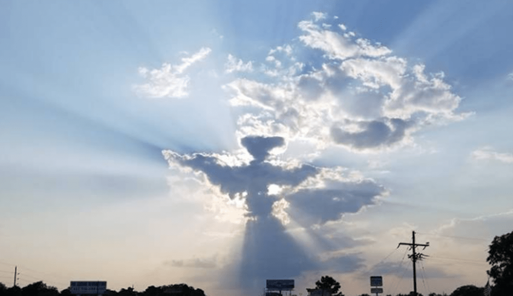 ¿La figura de un ángel en el cielo?