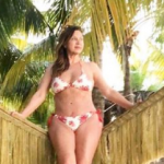 Posa mamá de Eiza González en bikini a los 66 años