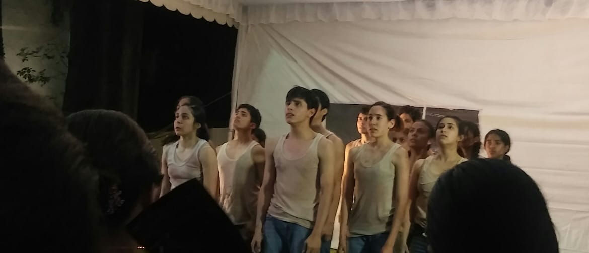 Abscence, presentación dancística que refleja la experiencia migrante llena de dolor, desolación y de inmenso valor humano