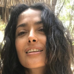 Salma Hayek ya pinta canas… ¡y las muestra con orgullo!