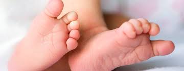 Madre es acusada de abuso infantil por pintar las cejas del bebé