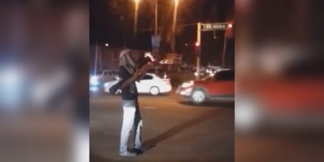 Hombre dispara bazuca y arma corta en céntrica avenida de Culiacán (video)