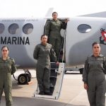 Marina presenta a su primera tripulación aérea de mujeres
