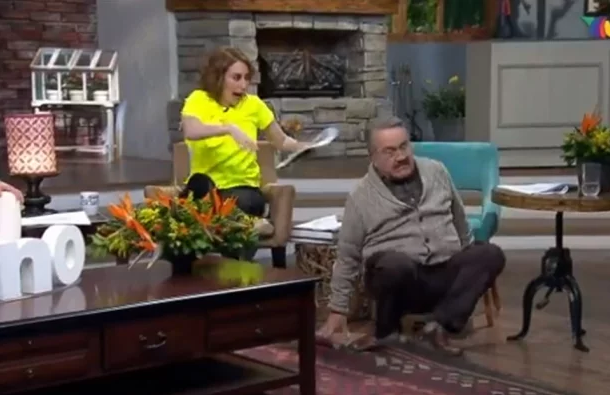 Pedro Sola cae durante programa en vivo y enloquece las redes (video)