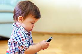 Darle un teléfono celular a un niño pequeño es como darle drogas: Expertos