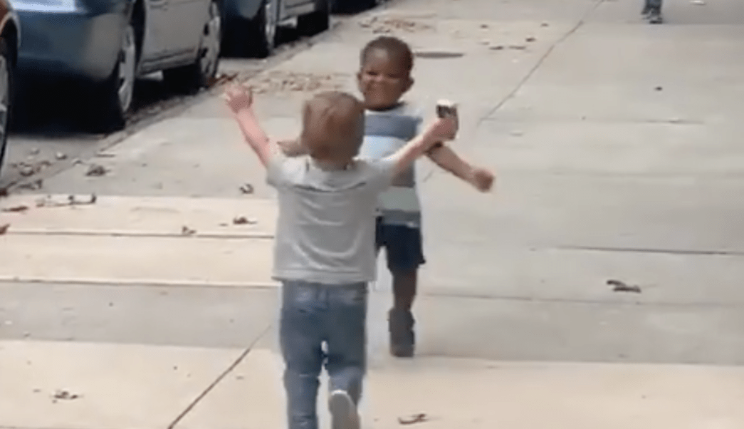 Se viraliza abrazo de dos grandes amigos que se encuentran en la calle