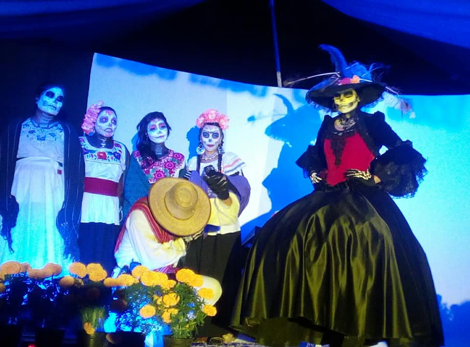 Más musical, pícara y divertida `La Catrina en Trajinera´ se presenta en Xochimilco