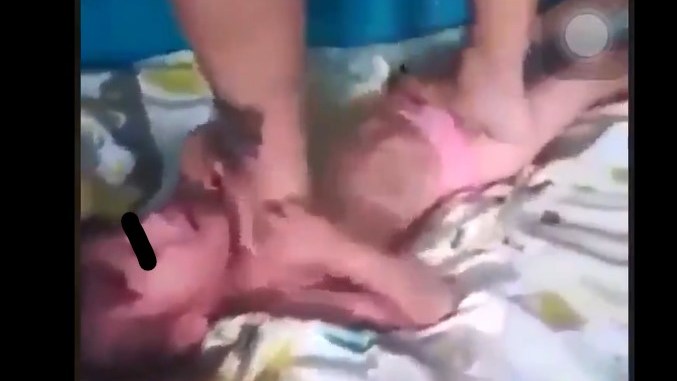 Madre es captada aplastando a su hija; la apodan “La Hiena de Nuevo León” (video)