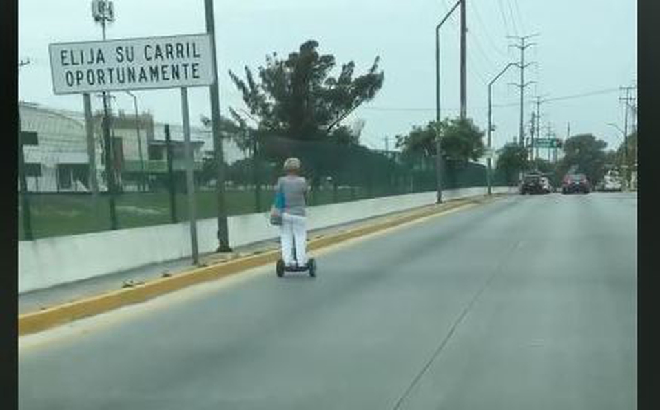 Abuelita se vuelve viral por viajar con un scooter en Tamaulipas (video)