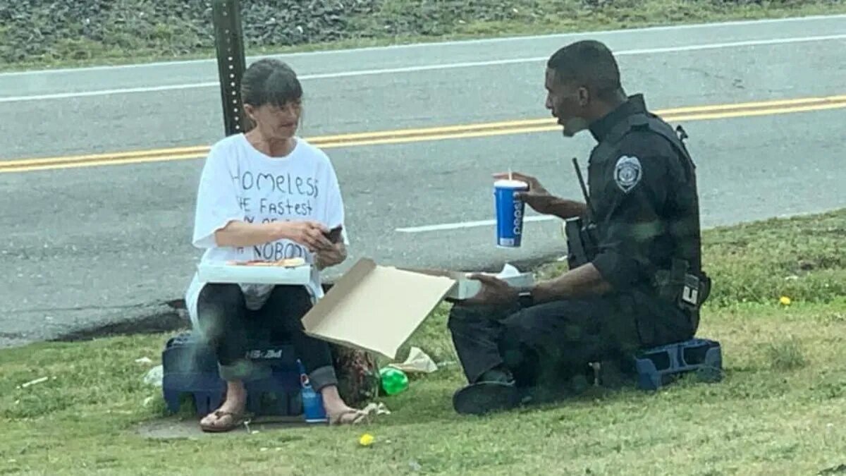 Comparte policía pizza con una mujer sin hogar y se vuelve viral