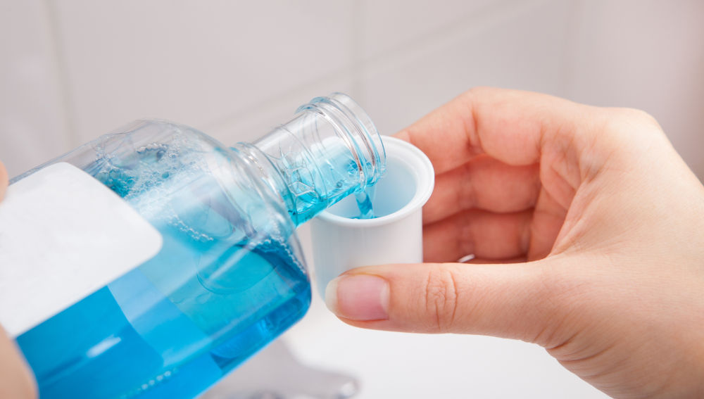 ¿Enjuague bucal sirve para combatir el covid-19?