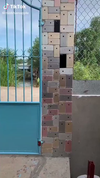 Tapiza la entrada de su casa con cientos de carcasas de iPhone (video)