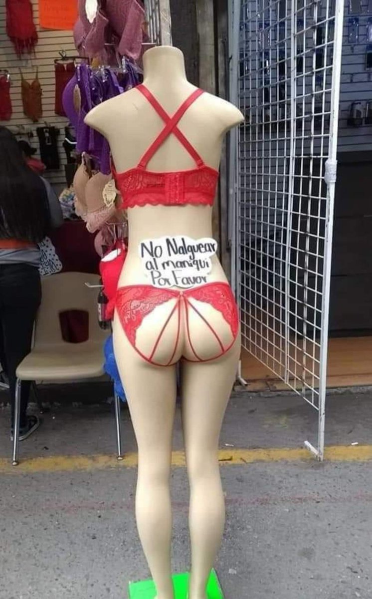 ¡No nalguear al maniquí, por favor!