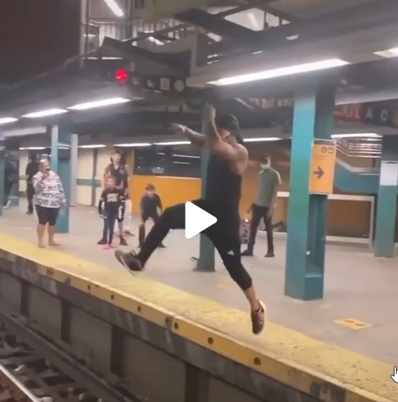 Con un osado brinco y marometa incluida, hombre cruza las vías del metro (video)