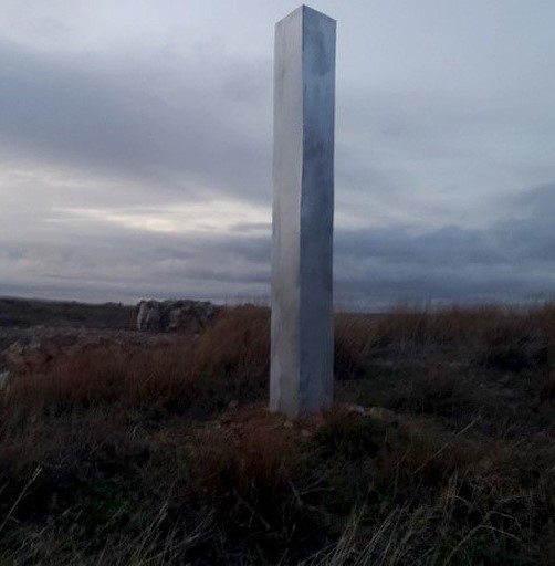España ingresa al enigma de los monolitos: Localizan uno en las ruinas de una iglesia