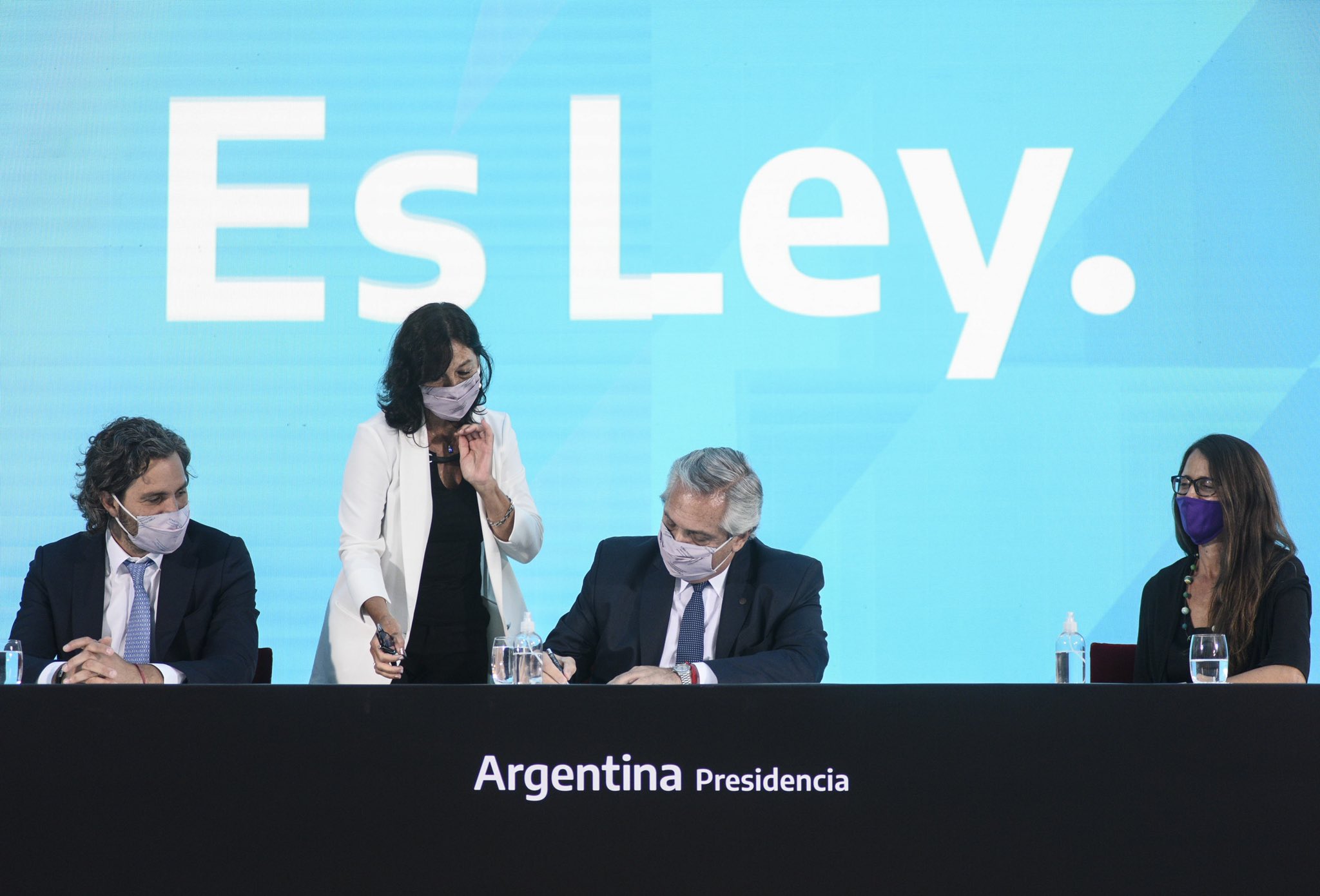 Presidente de Argentina, Alberto Fernández, promulga la Ley del aborto electivo (video)
