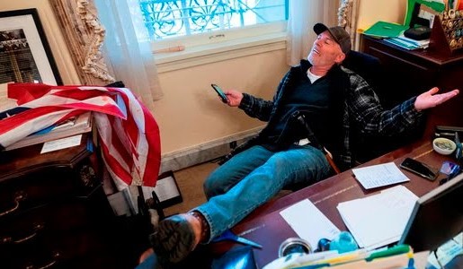 Detienen en Arkansas a manifestante que entró a oficina de #Pelosi en toma de Capitolio