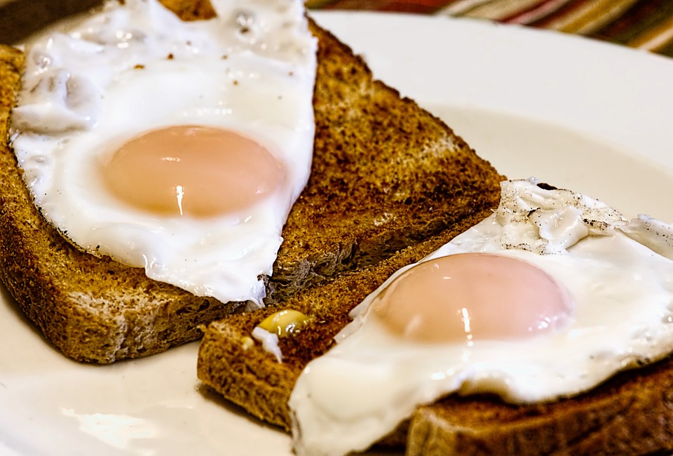 Café, jugo de naranja artificial, y... ¡huevos divorciados!, desayuno perfecto para el marido infiel