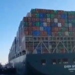 Comienzan a desencallar el barco #EverGiven que había bloqueado el Canal del Suez (video)