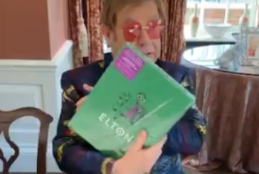 Elton John lanza la primera canción compuesta con Bernie Taupin para festejar su cumpleaños 74 (video)