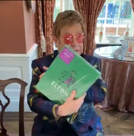 Elton John lanza la primera canción compuesta con Bernie Taupin para festejar su cumpleaños 74 (video)