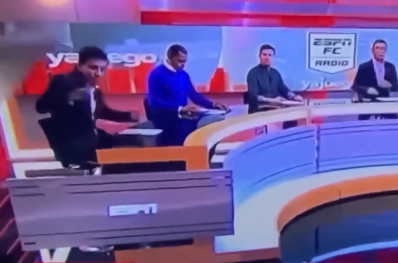 Se viraliza video donde pantalla gigante aplasta a un periodista durante transmisión en directo 