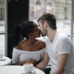 ¿El color de un beso mi amor?, Mientras tu boca discreta, Me invita a pasar, con July Buendía