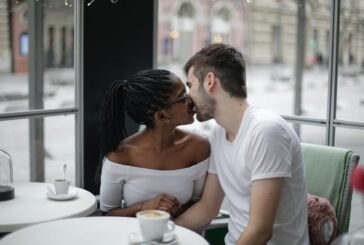 ¿El color de un beso mi amor?, Mientras tu boca discreta, Me invita a pasar, con July Buendía
