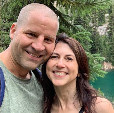 La multimillonaria MacKenzie Scott, ex de Jeff Bezos, se casa con un maestro de escuela