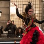 Cruella se transforma: De villana punk a exótica representante de la moda (video)