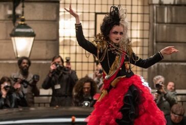 Cruella se transforma: De villana punk a exótica representante de la moda (video)
