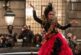 Cruella se transforma: De villana punk a exótica representante de la moda (video)