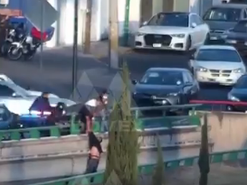 Hombre intenta suicidarse; policías y ciudadanos lo impiden (video)