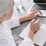 Una dulce abuelita de 78 años roba un banco; “Gracias, disculpa, no fue mi intención asustarte”, le dice al cajero