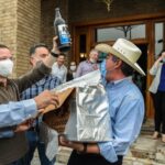 #ConLasCaguamasNo: Reciben en Monclova a Ricardo Anaya con cartón de caguamas y se desatan los memes (video)