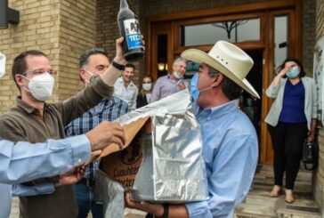 #ConLasCaguamasNo: Reciben en Monclova a Ricardo Anaya con cartón de caguamas y se desatan los memes (video)