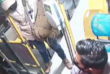 Joven camionero no se somete a ladrón armado que lo amaga con dispararle y, en un descuido, lo tira por la puerta (video)