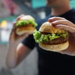 ¡Mmm, vacunación!: Hamburguesas y papas gratis a quien se vacune contra COVID-19 en NY