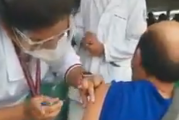 Enfermera simula vacunar contra Covid a adulto mayor en la GAM CDMX (video)