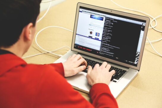 El acoso virtual ya es violencia psicológica: Impulsan ley para castigar el control y espionaje por medios digitales