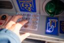 Frenarán caza de abuelitos en cajeros: Exigen agilizar protocolos de seguridad bancaria