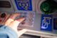 Frenarán caza de abuelitos en cajeros: Exigen agilizar protocolos de seguridad bancaria